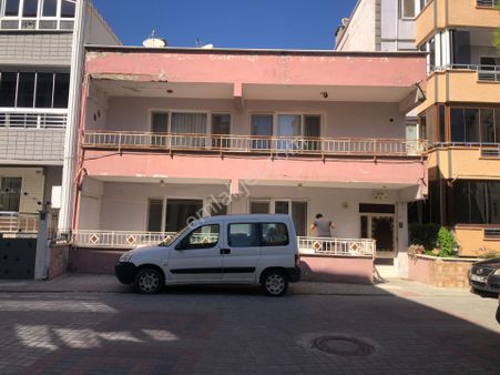 Şarköy De Işık Emlaktan Cumhuriyet Mah De 283 M2 Arsa İçersinde İki Katlı Bina.