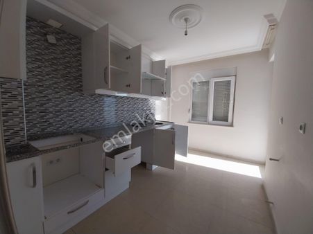 Hüsnü Karakaş Mah. Hastane Yakını Ara Katta Asansörlü 2+1 Daire