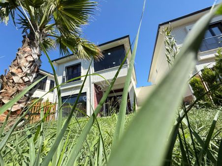Modern Ve Şık Yapısıyla Havuzlu Doğayla İç İçe Satılık 4+1 Villa