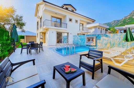 Fethiye Üzümlü Bölgesinde Havuzlu Eşyalı 3+1 Sıfır Villa