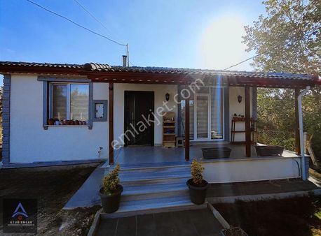 Atuğ Emlak'tan Emirali'de İçinde Ev Olan 1500 M² Satılık Arsa