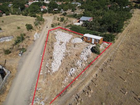 Eray Emlaktan Çövenli Yaylasında 513m2 İçi Evli Satılık Tarla