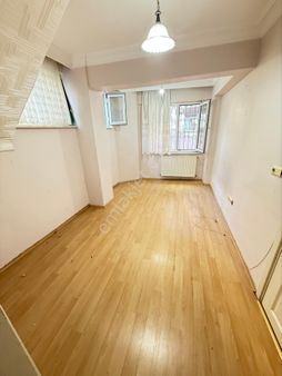 Zeytinburnu Veliefendi Mah.satılık 1+1 Bahçe Katı