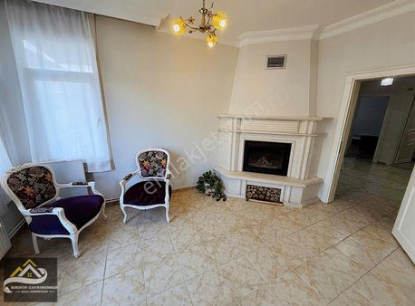 İstiklal Mh. Merkezde Denize 3 Dk Uzaklıkta 144 M2 3+1 Daire