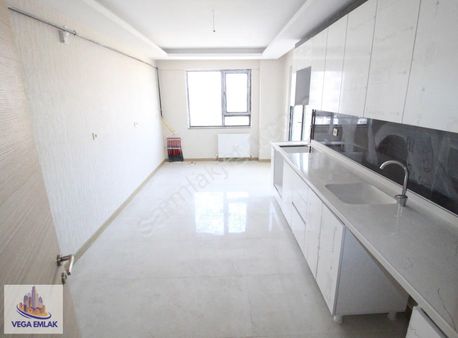 Vega Emlaktan Cuma Pazarı Yakını Full Yapılı Fırsat Site Dairesi