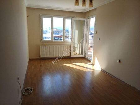 İzmir Menderes Merkezde Doğalgazlı Asansörlü En Üst Kat 3+1daire