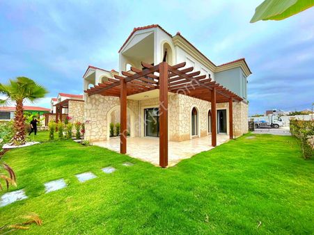 Davutlarda Havuzlu-otoparklı -geniş Bahçeli 3+1 Sıfır Villa