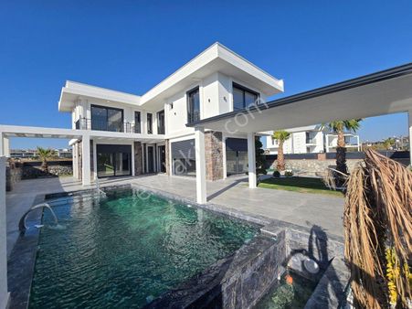 Efeler’de 500 M² Arsa Üzerinde, Akıllı Sistemli, Havuzlu, Modern Ve Şık Tasarımlı Villa