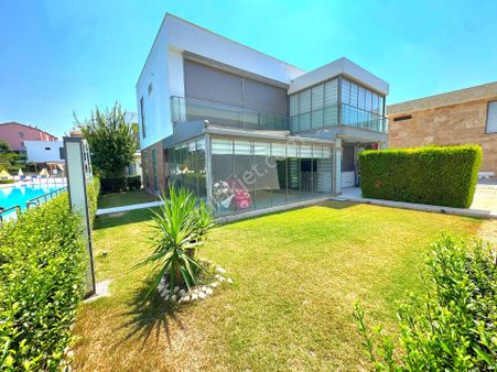 Kuşadasında Avm'lere Yakın Havuzlu Sitede Ful Eşyalı Tek Müstakil Bahçeli Villa