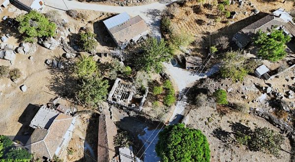 Ezine Yavaşlar Köyünde Satılık Eski Taş Ev Ve Arsası