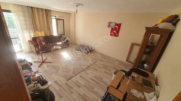 Kuşadası Merkezde Satılık 2+1 Daire Kapalı Mutfak,cadde Üzeri