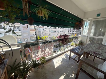 K.yaka Bostanlı'da Cadde Üstü 160 M2 4+1 Çok Geniş Daire M-18