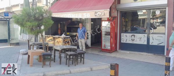 Ana Cadde Üzerinde Meydanda Büfe Dönerci