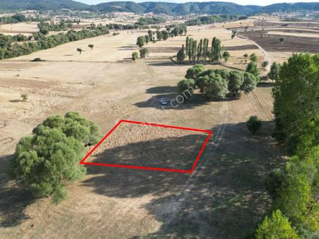 Kütahya Gediz Yenigüney Köyü 571 M2 Satılık Yatırımlık Tarla Çayır