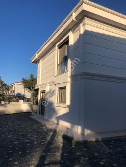 Ayvalık Sarımsaklı'da Mükemmel Konumda Özellikli Geniş Ferah Satılık Villa