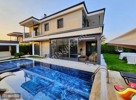 Kuşadası Davutlar Sahilinde 4+1 Müstakil Köşe Konumlu Villa