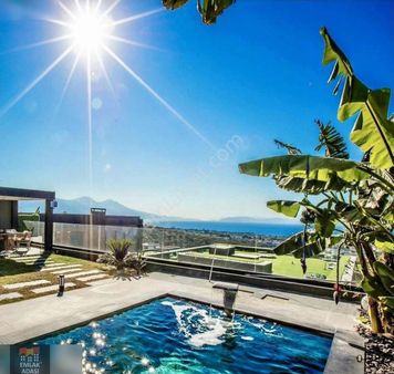 Kuşadası Soğucakta Deniz Manzaralı 5+1 Satılık Lüks Villa