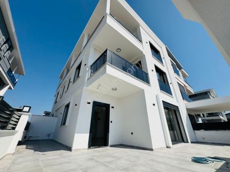 Didim Efeler'de Geniş Teraslı Ön Cephe Oturuma Hazır Sıfır Villa