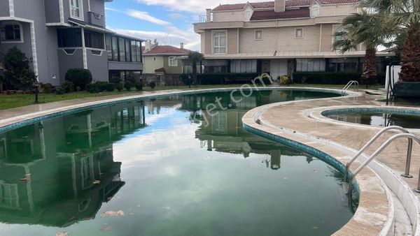 Beylikdüzü Gürpınarda Havuzlu Site İçerisinde Satılık 5+2 Villa