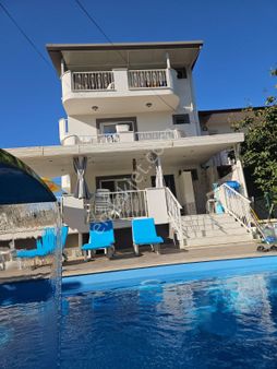 Kuşadası Yavansu Mahallesinde 5+1 Denize 100 Mt Özel Havuzlu Villa