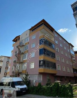 Esentepe Mahallesinde Kanal Yolu Yakın Konumda Satılık 5+1 Dublex Daire