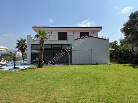 Kuşadası Davutlar'da 2.480m2 Arsa İçinde 5+1 Özel Havuzlu Villa