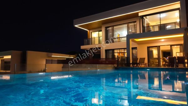 Kuşadası'nda 1 Dönüm Arazide, Özel Havuzlu, Asansörlü, Ultra Lüks Triplex Villa