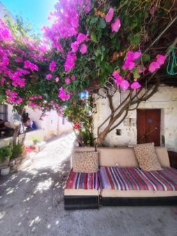 Bodrum Gümüşlük’te Fırsat Satılık Taş Ev Ve Arsası – 3 Tapulu