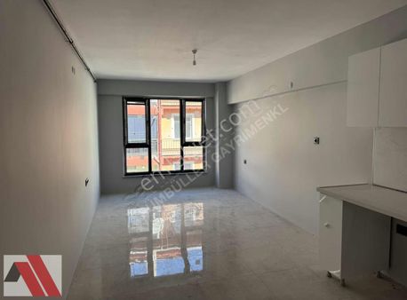 Sümbüller'den Şehir Merkezinde Ara Kat Z.ısıtma Balkonlu 1+1