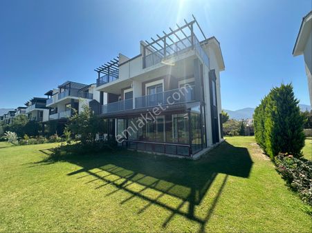 Kuşadası Davutlar Sahilinde Denize 500 Metre Mesafede 4+1 Sıfır Villa