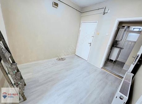 Y.çamlıca'da Metroya Yürüme Mesafesinde Yenilenmiş Balkonlu 2+1