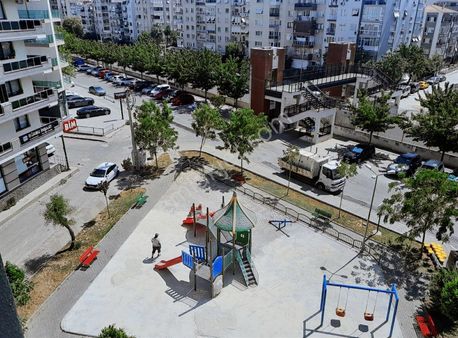 Bostanlı Cepheli Önü Açık Otoparklı