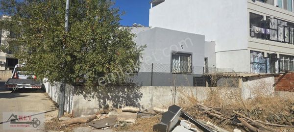 Menderes Merkezde 240m2 Müstakil Ev Olan Hesaplı Arsa Satılıktır