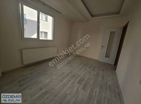 Özdemir Emlaktan Merkezde Kiralık 2+1 Daire