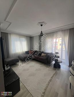 İçerenköyde Cadde Üzerinde Balkonlu İskanlı Genç Bina