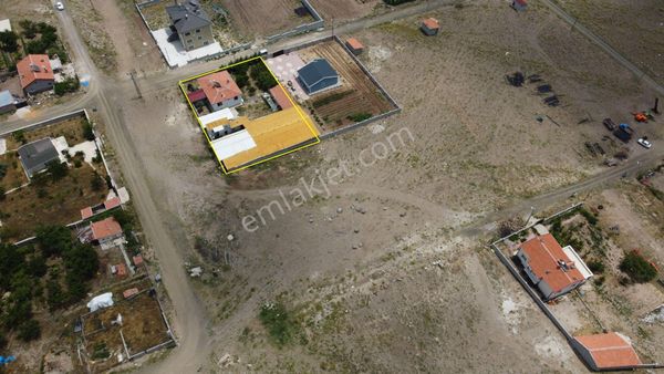 🏞️ Doğa İle İç İçe – Hatunsaray’da 1.352 M² Çiftlik Evi