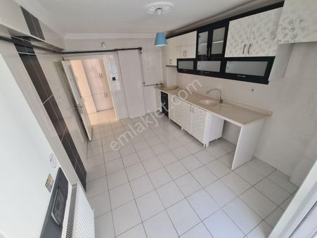 Sancaktepe'de Geniş Mutfak Cadde Üzeri Arakat Kiralık 3+1