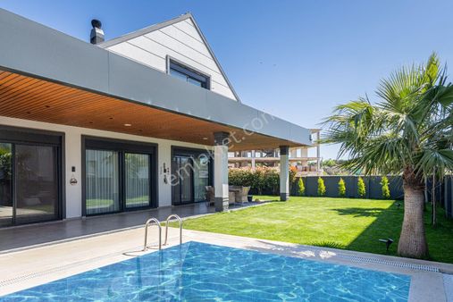 Döşemealtı Yeşilbayır Mahallesinde 4+1 Villa