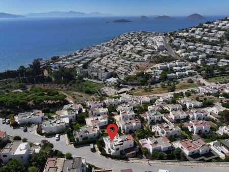 Akyarlar'da Site İçerisinde Deniz Manzaralı Satılık 3+1