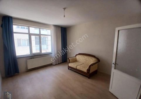 Çarşı Merkezde Satılık 2+1 Arakat Daire