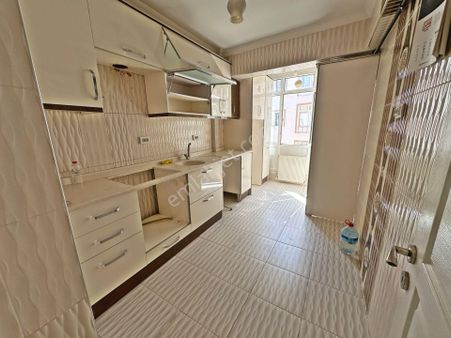 Şafaktepe Mahallesinde Ara Katta Full Yapılı 3+1 Kiralık Daire