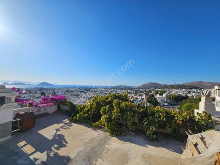 Turgutreis'te Deniz Manzaralı Bakımlı Tripleks Ev (dubleks &1+1)