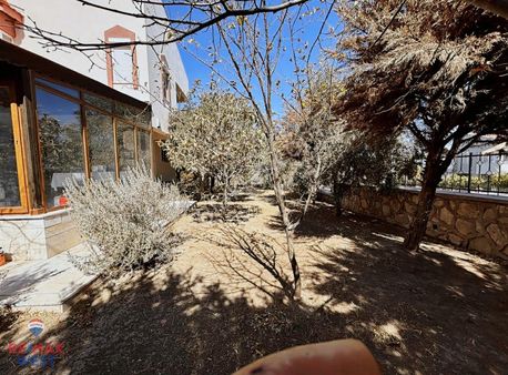 Villakent Merkezinde, Köşe Konumlu, Bakımlı 4+1 Satılık Villa