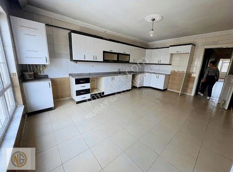 75.yıl Ana Cadde Üzerinde Kiralık Çok Geniş 3+1