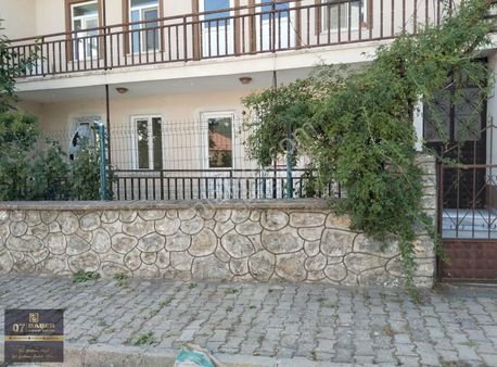 Cevizli Merkezde Satılık 2+1 Yüksek Giriş Bahçeli Geniş Daire