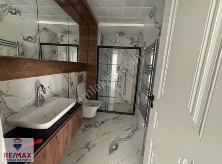 Yakut Mahallesinde Park Manzaralı 3+1 Satılık Daire