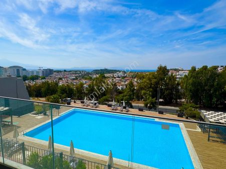 Kuşadasısitede Önü Havuz Ve Deniz Manzaralı Büyük 2+1