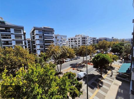 Girne'de Cadde Üzerinde Önü Açık 3+1