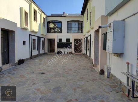 Gaziemir Merkeze Yakın 285 M2 6+1 Tribleks Villa