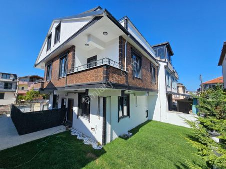 Deniz'den 4+1 Geniş Bahçeli ,yerden Isıtmalı, Denize Yakın Villa